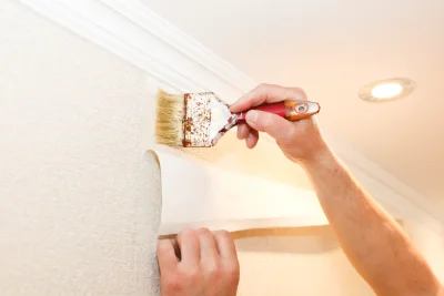 Pose de papier peint à Crosville-la-Vieille — revêtements muraux et toiles de verre